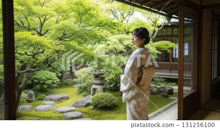 一位身穿和服的日本女子從陽台望向花園，綠色的楓葉 131256100