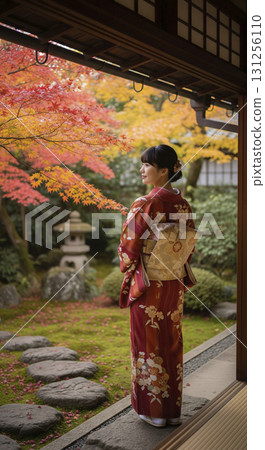 一位身穿和服的日本女子從陽台上眺望花園裡美麗的秋葉 131256110