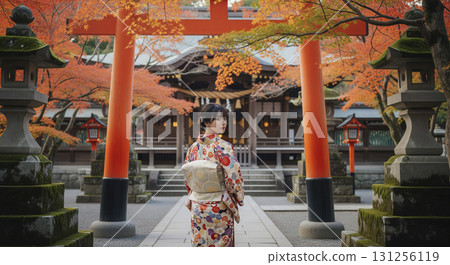 身著和服的日本女子參拜神社 131256119