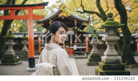 身著和服的日本女子參拜神社 身著和服的日本女子參拜神社 131256120