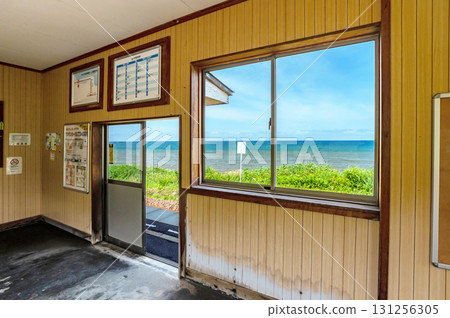 從海邊的舊車站大樓窗戶望去的日本海的地平線 131256305