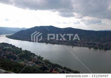 從匈牙利維謝格拉德城堡眺望多瑙河（陰天）照片拍攝於 2010 年 9 月 18 日 131256497