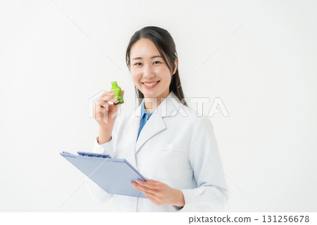 穿白大褂的女商人研究員 131256678