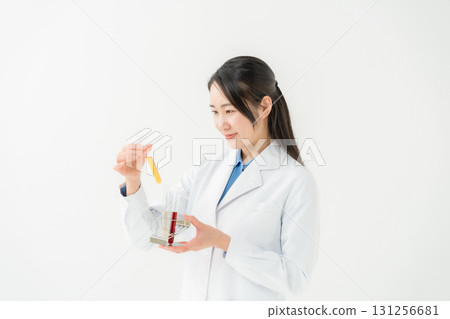 穿白大褂的女商人研究員 131256681