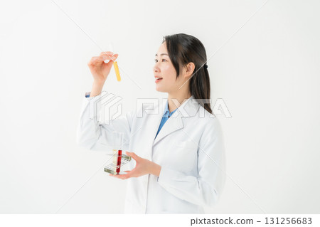 穿白大褂的女商人研究員 131256683