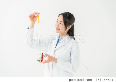 穿白大褂的女商人研究員 131256684