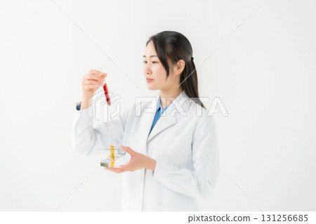 穿白大褂的女商人研究員 131256685