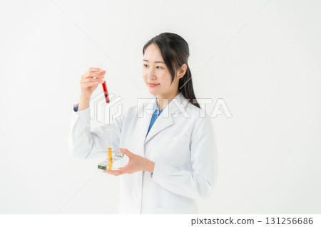 穿白大褂的女商人研究員 131256686