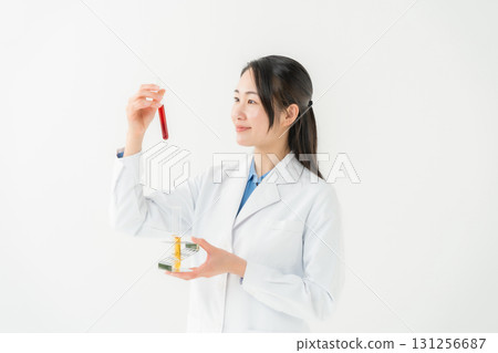 穿白大褂的女商人研究員 131256687