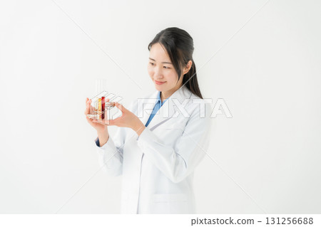 穿白大褂的女商人研究員 131256688