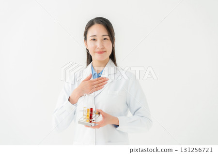 穿白大褂的女商人研究員 131256721