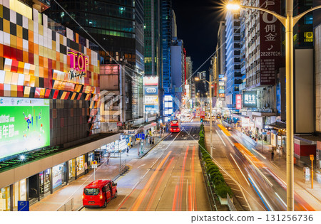 夜晚的香港主要街道彌敦道 夜晚的香港主要街道彌敦道 131256736