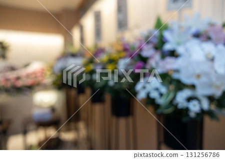 殯儀館內擺放的鮮花圖像模糊 殯儀館內擺放的鮮花圖像模糊 131256786