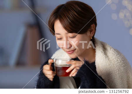 Woman warming winter 131256792