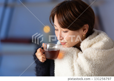 Woman warming winter 131256797