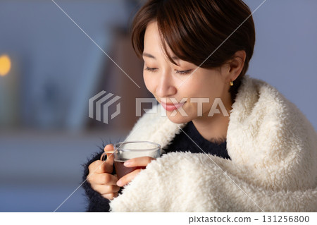 Woman warming winter 131256800