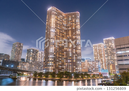 東京:港區芝浦灣地區的塔樓公寓夜景 東京:港區芝浦灣地區的塔樓公寓夜景 131256809