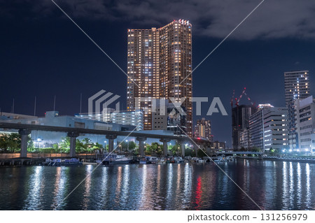 東京:港區芝浦灣地區的塔樓公寓夜景 東京:港區芝浦灣地區的塔樓公寓夜景 131256979