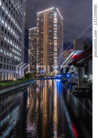 東京:港區芝浦灣地區的塔樓公寓夜景 東京:港區芝浦灣地區的塔樓公寓夜景 131256980
