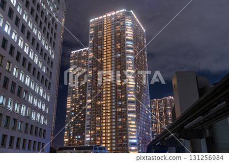 東京:港區芝浦灣地區的塔樓公寓夜景 東京:港區芝浦灣地區的塔樓公寓夜景 131256984