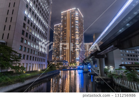 東京:港區芝浦灣地區的塔樓公寓夜景 東京:港區芝浦灣地區的塔樓公寓夜景 131256986