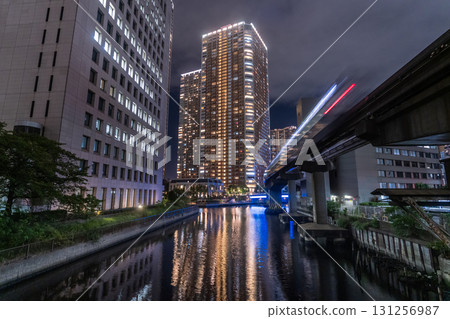 東京:港區芝浦灣地區的塔樓公寓夜景 東京:港區芝浦灣地區的塔樓公寓夜景 131256987