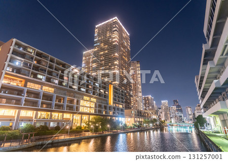 東京：港區芝浦灣地區的塔樓公寓夜景 131257001