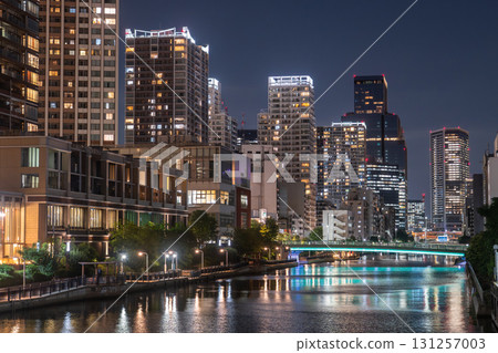 東京:港區芝浦灣地區的塔樓公寓夜景 東京:港區芝浦灣地區的塔樓公寓夜景 131257003