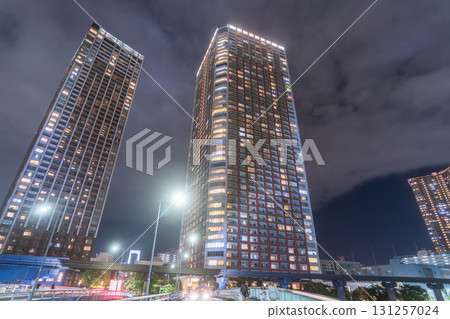 東京：港區芝浦灣地區的塔樓公寓夜景 131257024
