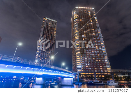 東京：港區芝浦灣地區的塔樓公寓夜景 131257027