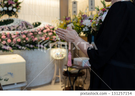 一名年輕女子在殯儀館祈禱的手 131257154