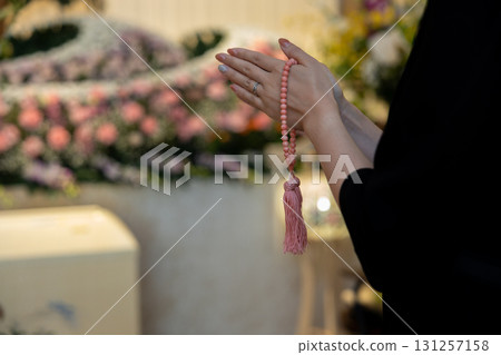 一名年輕女子在殯儀館祈禱的手 131257158