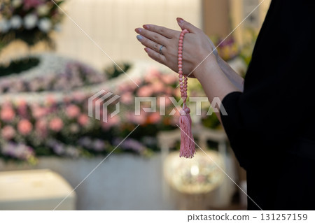 一名年輕女子在殯儀館祈禱的手 131257159