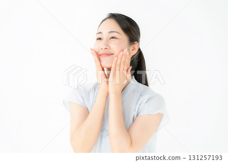 女人撫摸她的臉頰美麗 131257193