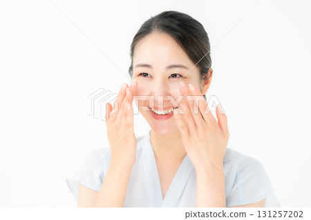 女人撫摸她的臉頰美麗 131257202