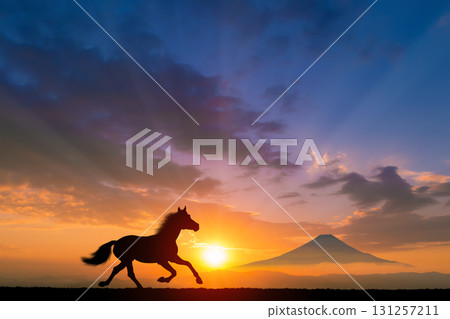 清晨天空中的富士山和馬的輪廓 131257211