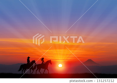 清晨天空中的富士山和馬的輪廓 清晨天空中的富士山和馬的輪廓 131257212