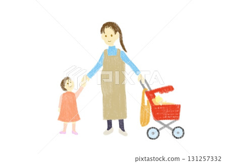 推著紅色嬰兒車的孕婦和小女孩 131257332