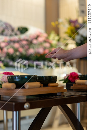 殯儀館裡一名年輕女子的香手 131257449