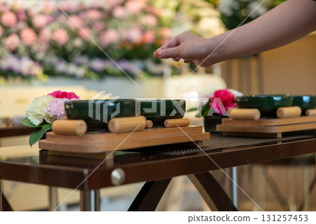 殯儀館裡一名年輕女子的香手 131257453