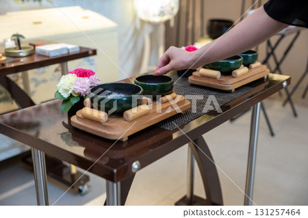 殯儀館裡一名年輕女子的香手 殯儀館裡一名年輕女子的香手 131257464