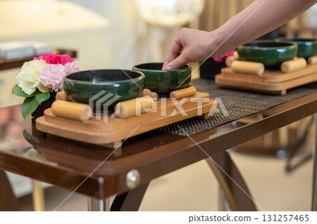 殯儀館裡一名年輕女子的香手 131257465