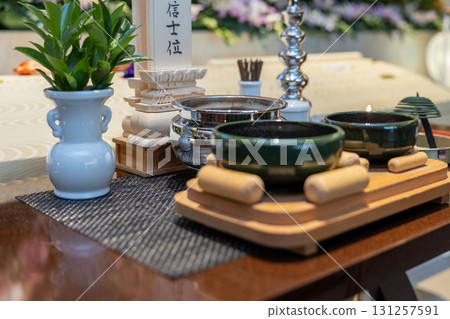 殯儀館前台擺放著一塊樸素的木質牌位 131257591