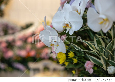 殯儀館內擺放的鮮花 131257652