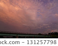 夕陽西下，半月漂浮在天空，橋樑輪廓清晰可見 131257798
