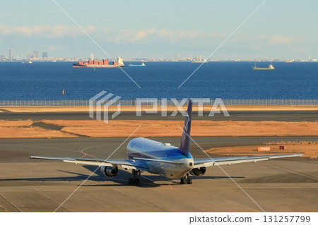 一架客機駛向跑道的出發影像 一架客機駛向跑道的出發影像 131257799