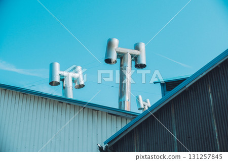 鐵皮屋頂上生鏽的室外機 131257845