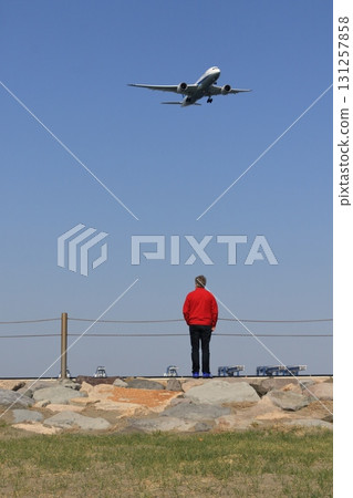 飛機即將降落 - 可以在沙灘上觀看飛機 131257858