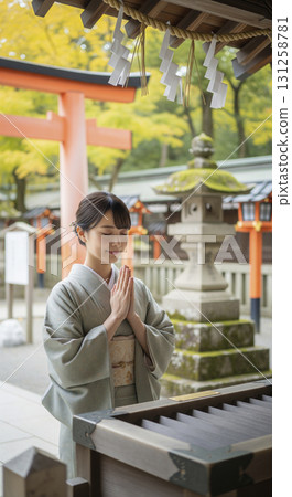 身著和服的日本女子參拜神社 131258781