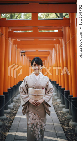 身著和服的日本女子走過千本鳥居 131258792